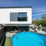 Veroniq Z Bazenom&jacuzzi Vila *