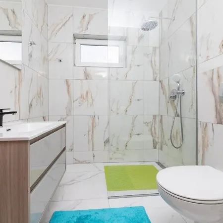 Veroniq Z Bazenom & Jacuzzi