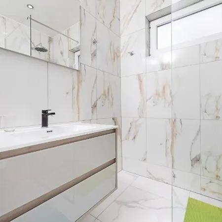 Veroniq Z Bazenom & Jacuzzi Villa *