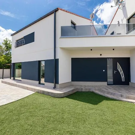 Veroniq Z Bazenom & Jacuzzi Soline (Krk)