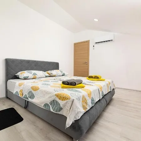 Veroniq Z Bazenom & Jacuzzi Villa Soline (Krk)