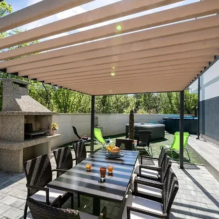 Veroniq Z Bazenom & Jacuzzi Villa