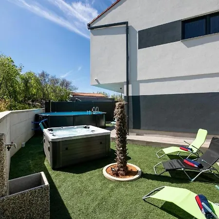 Veroniq Z Bazenom & Jacuzzi