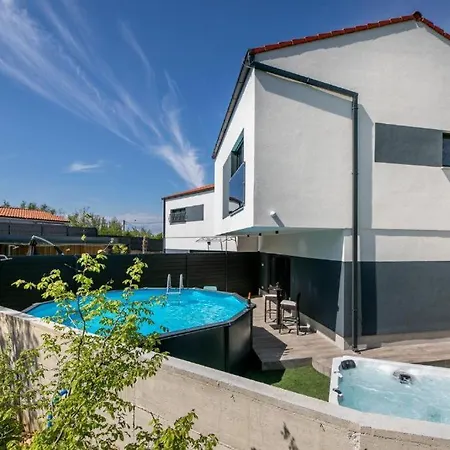 Veroniq Z Bazenom & Jacuzzi Villa *