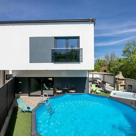 Veroniq Z Bazenom & Jacuzzi Villa *