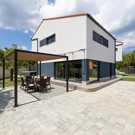 Veroniq Z Bazenom&jacuzzi Villa *