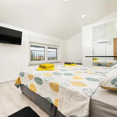 Veroniq Z Bazenom & Jacuzzi Villa